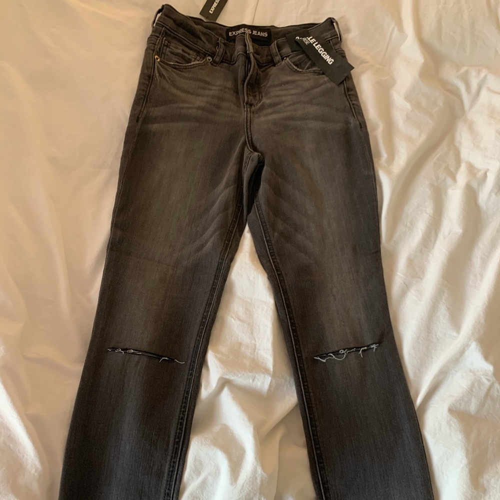 Knee destruction high rise ankle detail jegging